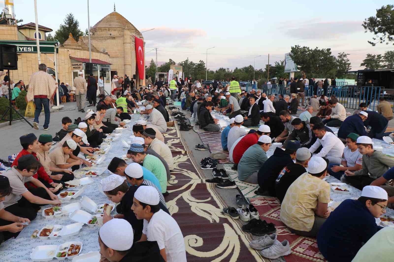 Erzincan’da Vakıflardan Terzibaba Sofrasında Ramazan iftarı
