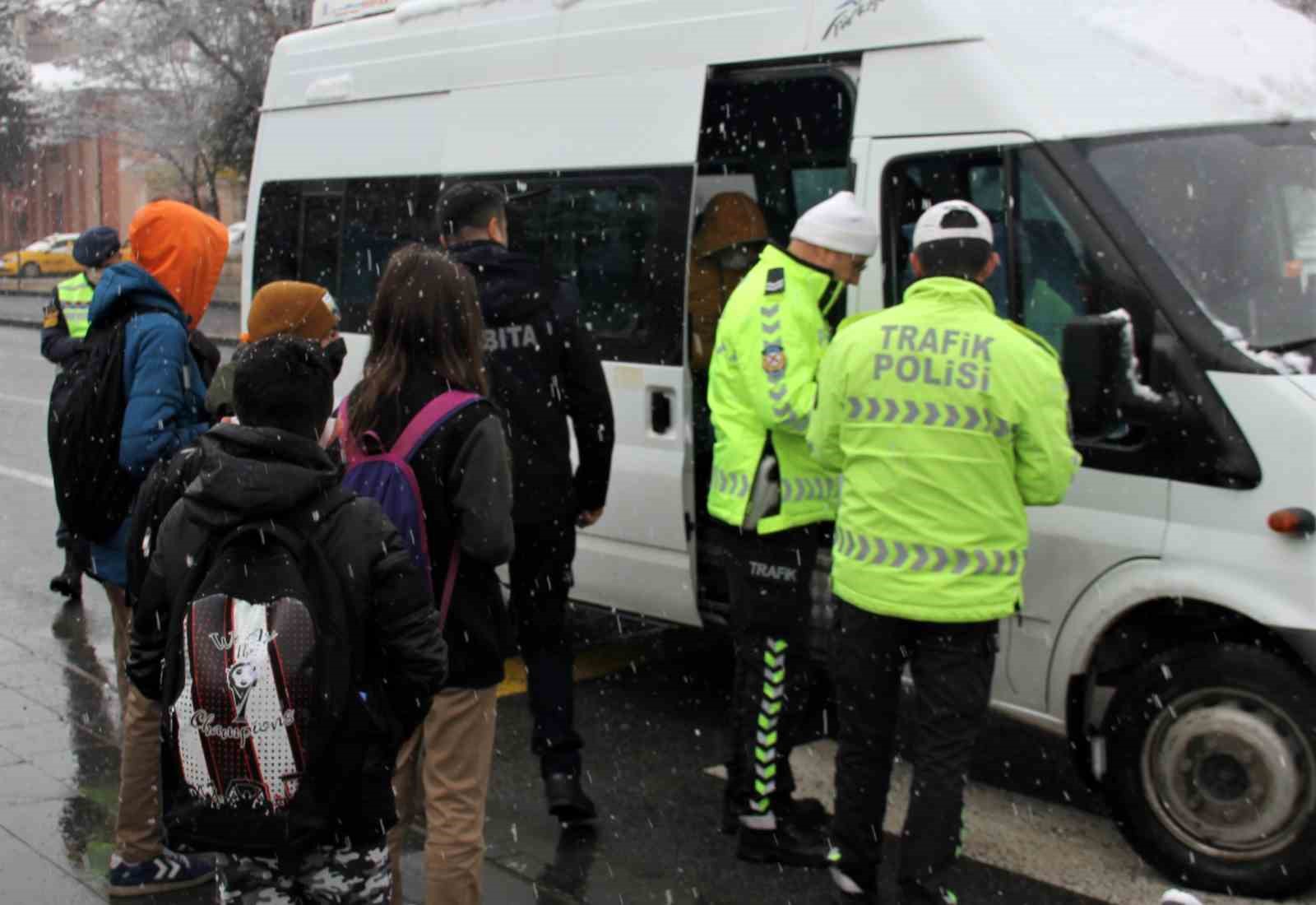 Erzincan’da veliler tepkili: Servis ücretlerine zam
Erzincan’da veliler tepkili: Servis ücretlerine zam