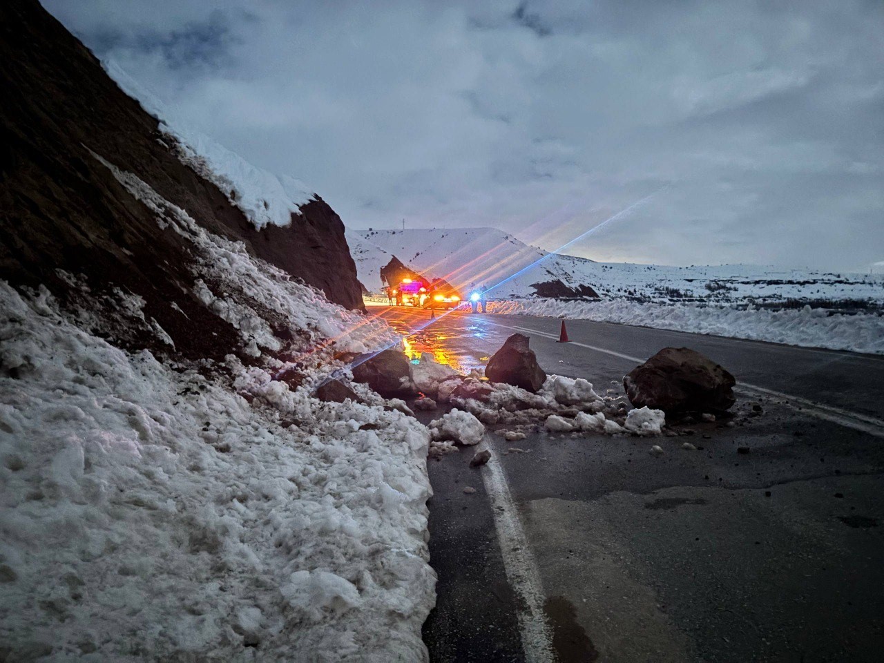 Erzincan’da yamaçtan kopan kayalar yola düştü

