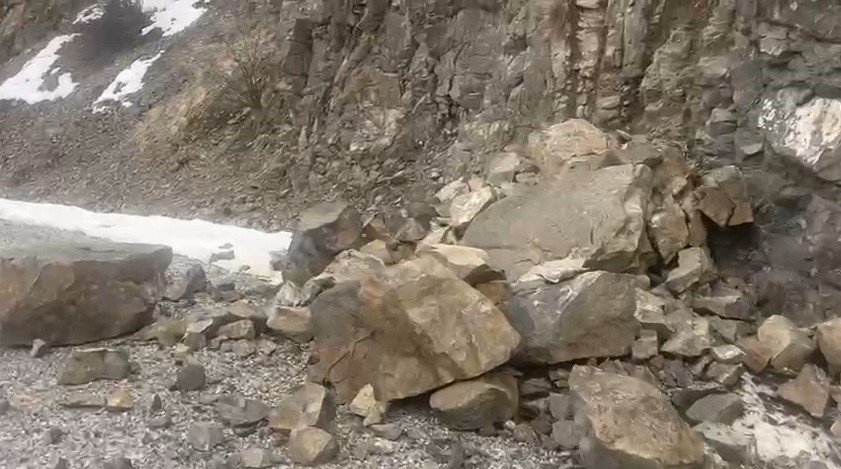 Erzincan’daki 4,9’luk depremin merkez üssünden yeni görüntüler: Kaya parçaları yola böyle düştü
