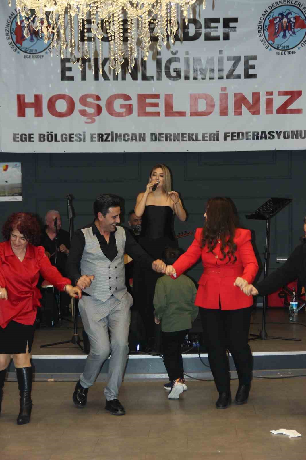 Erzincanlılar İzmir’deki dayanışma gecesinde bir araya geldi
Erzincanlılar İzmir’deki dayanışma gecesinde bir araya geldi