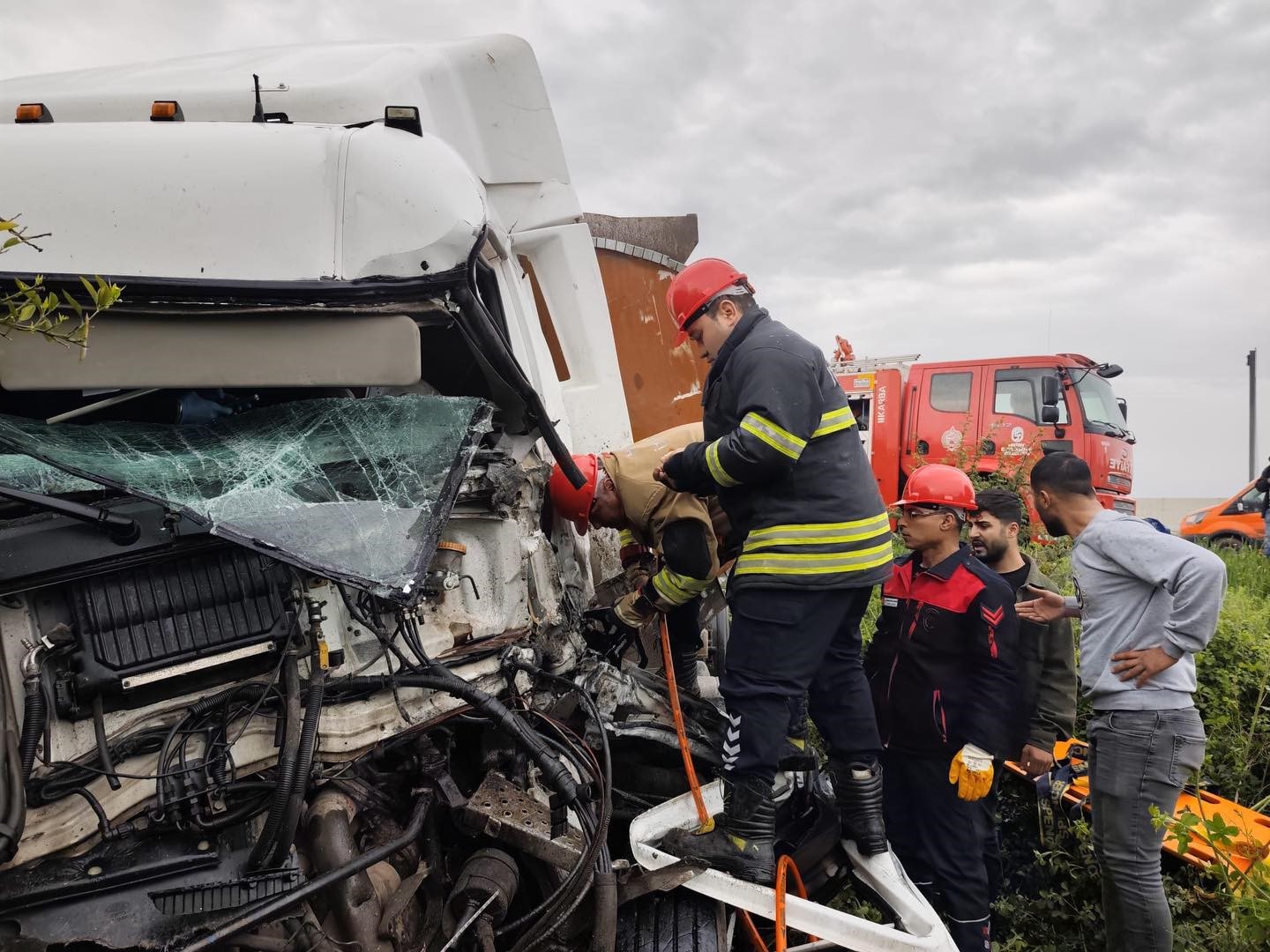 Erzin’de tanker narenciye bahçesine uçtu
