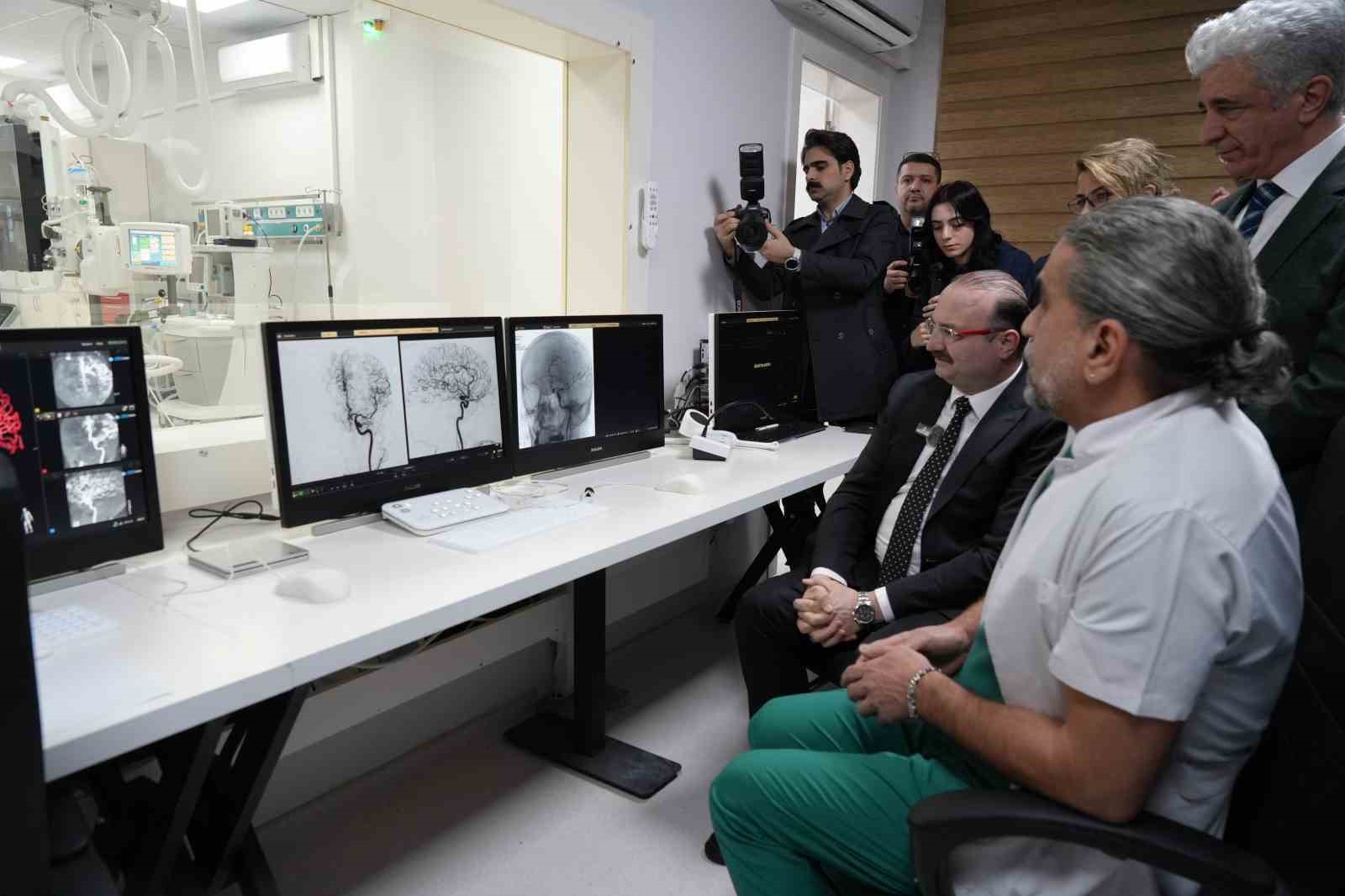 Erzurum Atatürk Üniversitesi Araştırma Hastanesi’nde yeni nesil anjiyografi cihazı hizmete girdi
Erzurum Atatürk Üniversitesi Araştırma Hastanesi’nde yeni nesil anjiyografi cihazı hizmete girdi