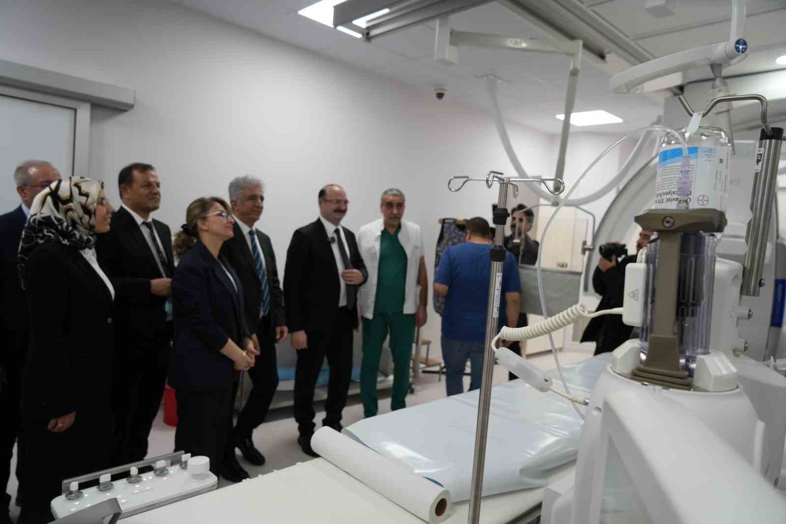 Erzurum Atatürk Üniversitesi Araştırma Hastanesi’nde yeni nesil anjiyografi cihazı hizmete girdi
Erzurum Atatürk Üniversitesi Araştırma Hastanesi’nde yeni nesil anjiyografi cihazı hizmete girdi