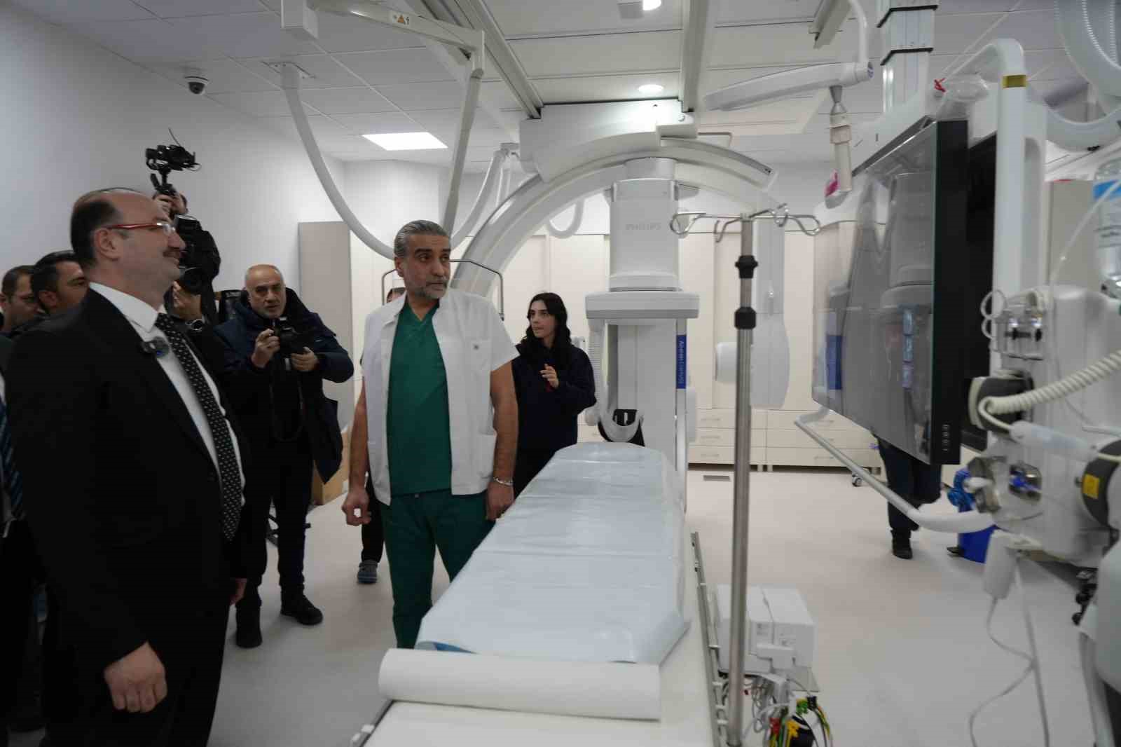 Erzurum Atatürk Üniversitesi Araştırma Hastanesi’nde yeni nesil anjiyografi cihazı hizmete girdi
Erzurum Atatürk Üniversitesi Araştırma Hastanesi’nde yeni nesil anjiyografi cihazı hizmete girdi