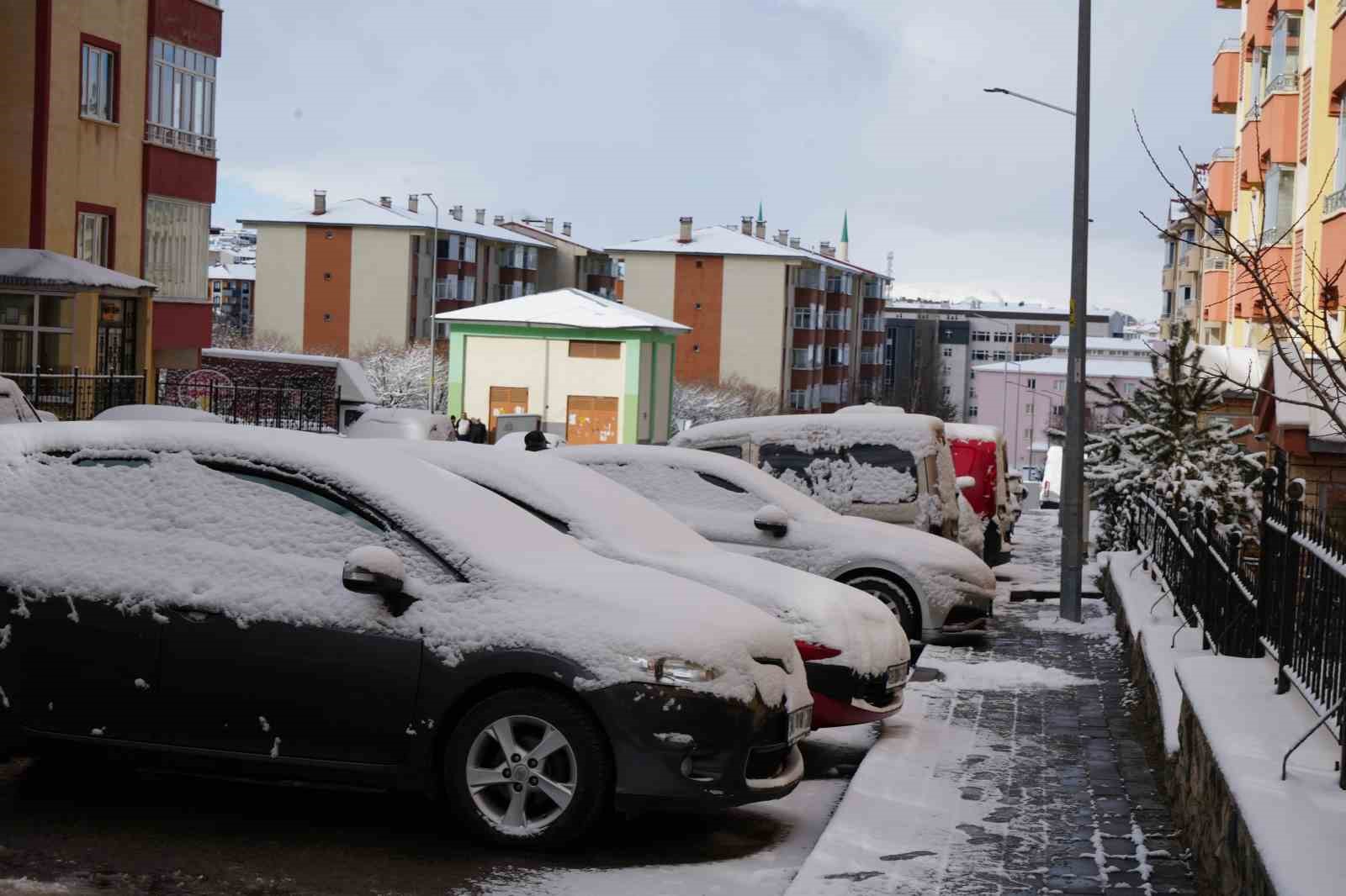 Erzurum güne yine karla uyandı, bölge için zirai don uyarısı geldi
