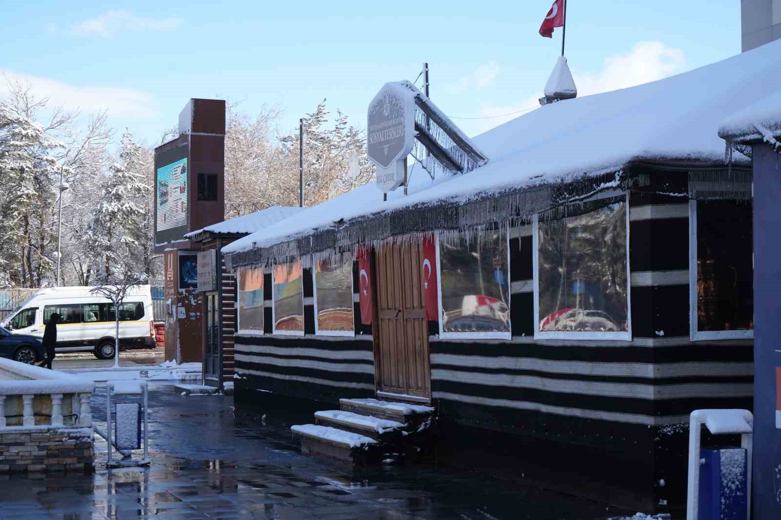 Erzurum güne yine karla uyandı, bölge için zirai don uyarısı geldi
