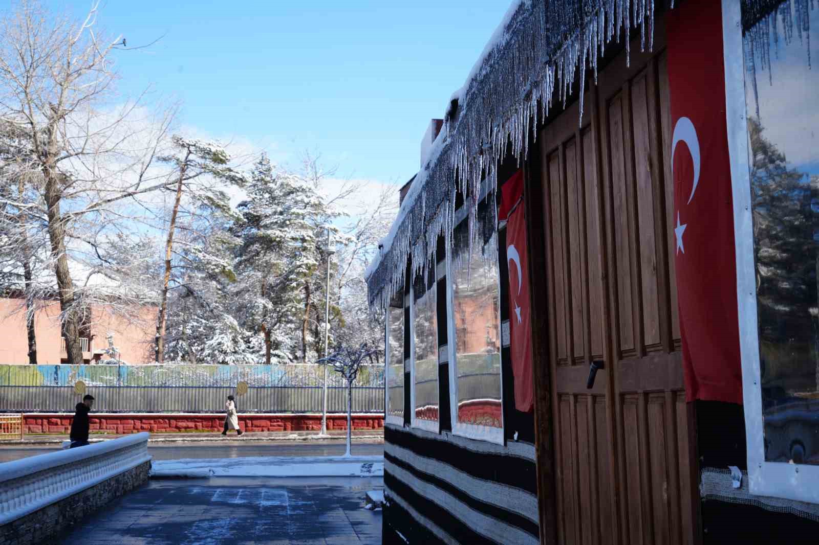 Erzurum güne yine karla uyandı, bölge için zirai don uyarısı geldi
