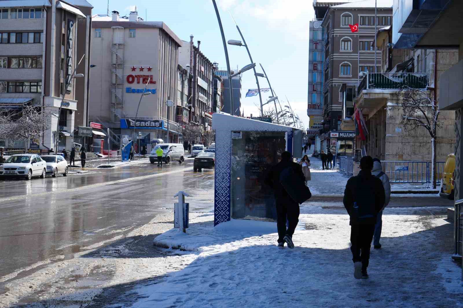 Erzurum güne yine karla uyandı, bölge için zirai don uyarısı geldi
