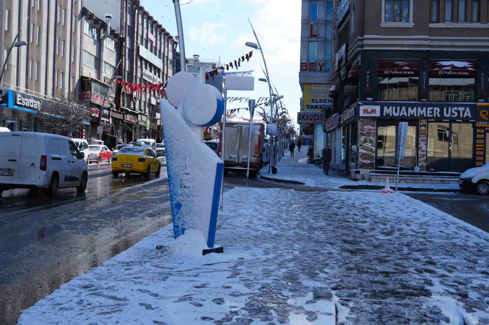 Erzurum güne yine karla uyandı, bölge için zirai don uyarısı geldi

