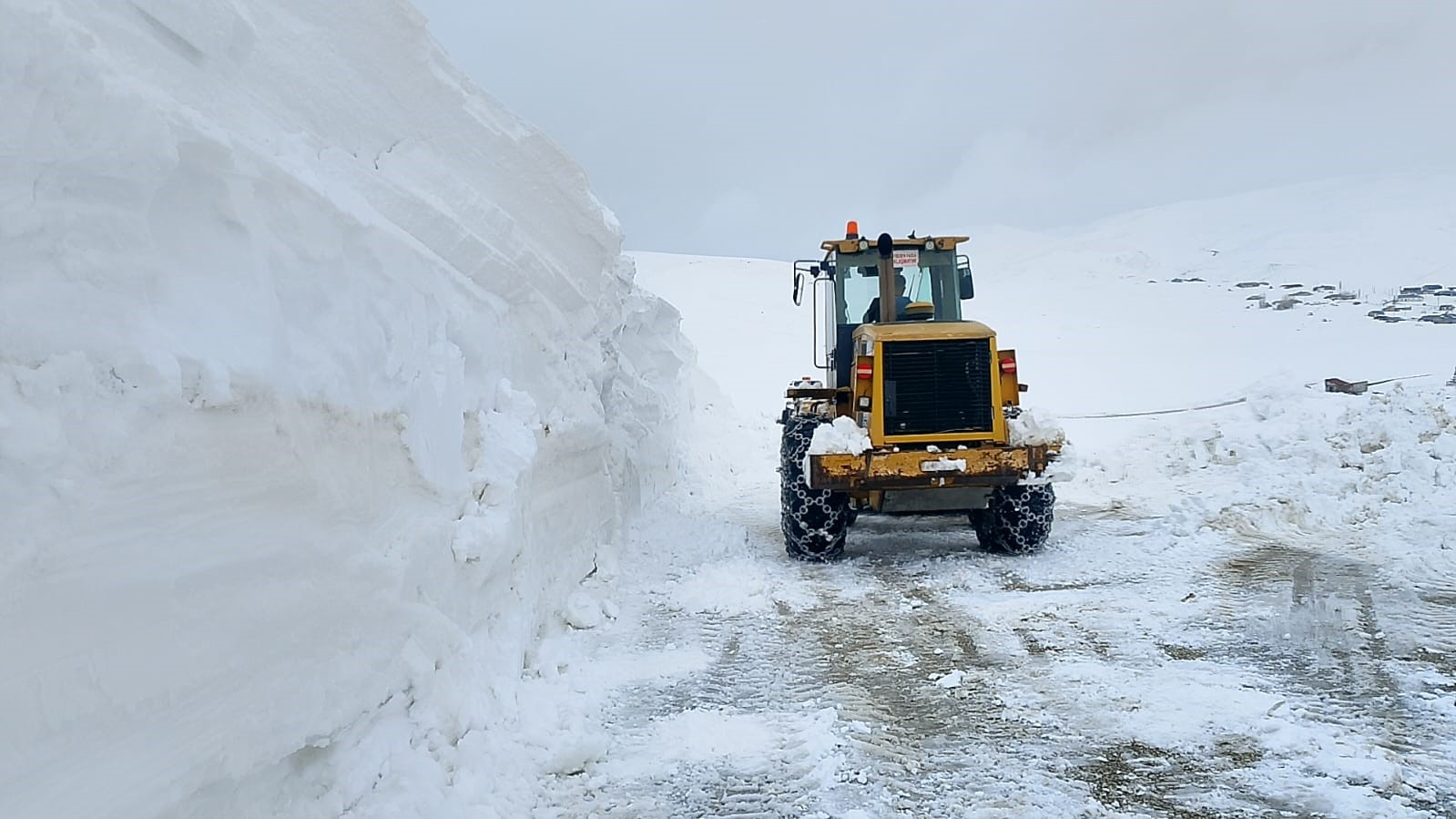 Erzurum kırsalında karla mücadeleye devam
