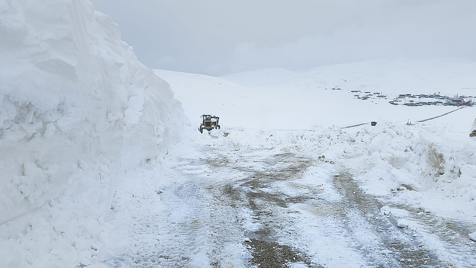 Erzurum kırsalında karla mücadeleye devam
