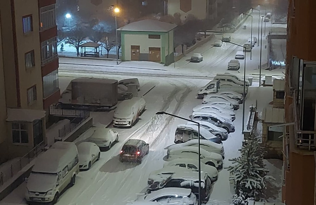 Erzurum merkezde taşımalı eğitime kar yağışı nedeniyle bir gün ara
