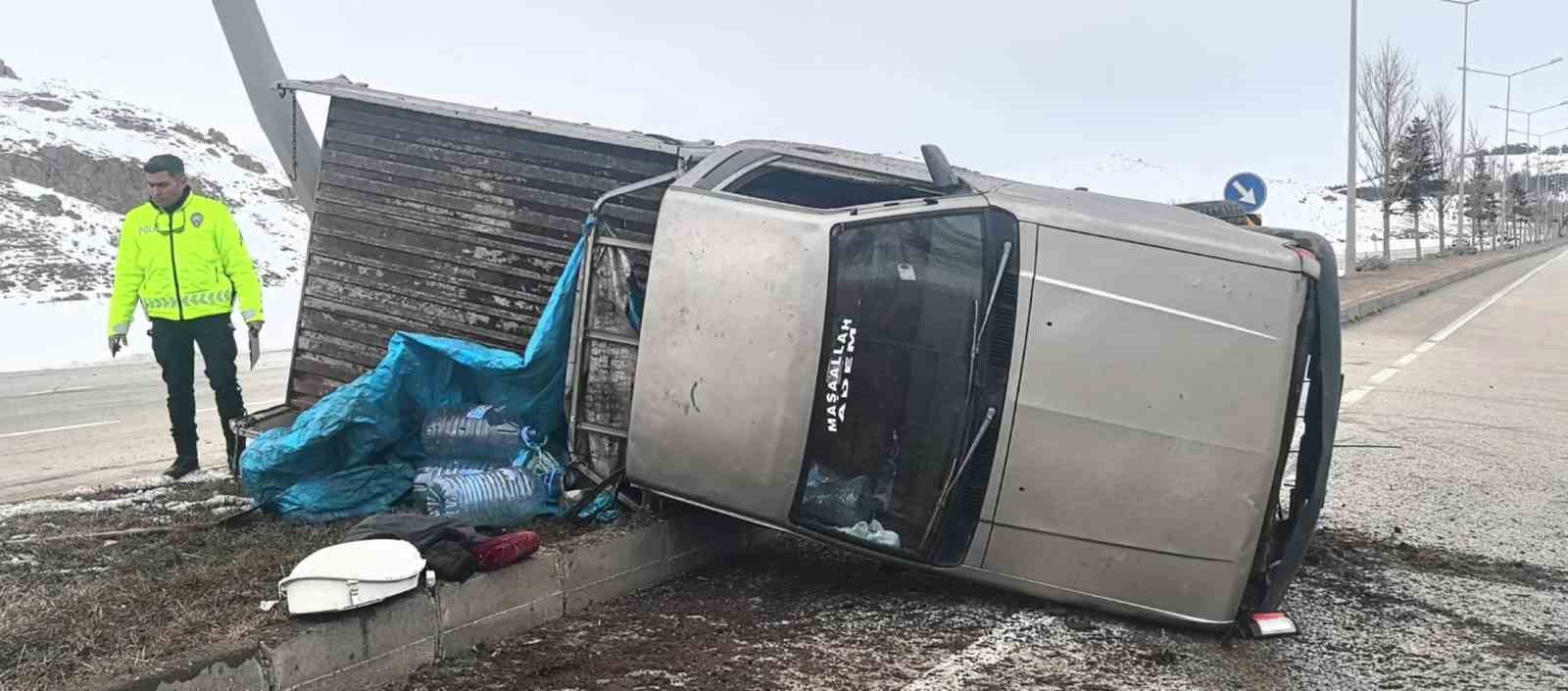 Erzurum-Pasinler yolunda trafik kazası: 1’i ağır 3 yaralı
