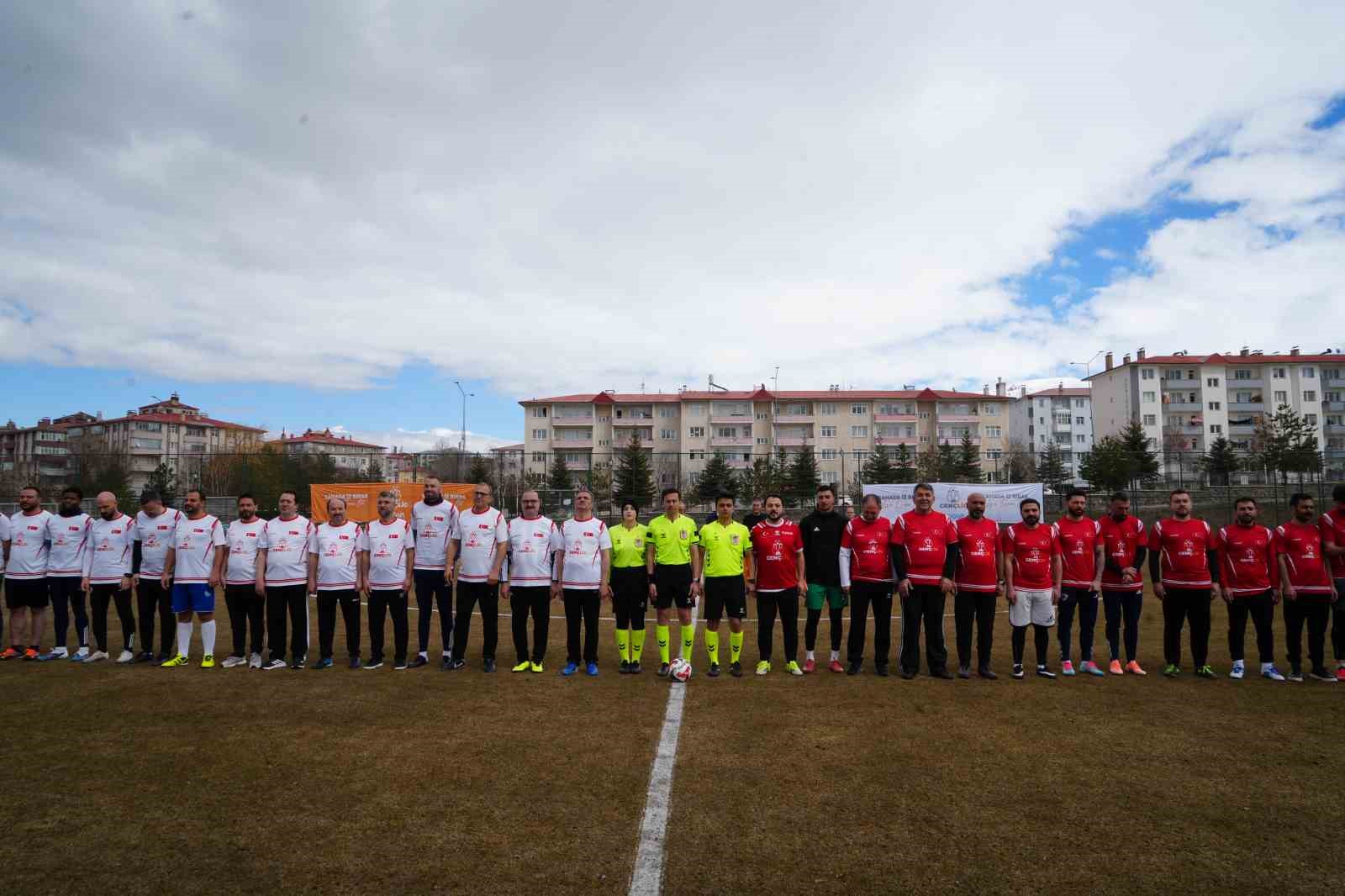 Erzurum protokolü ve Erzurumsporlu yıldızlar gençler için sahaya indi
