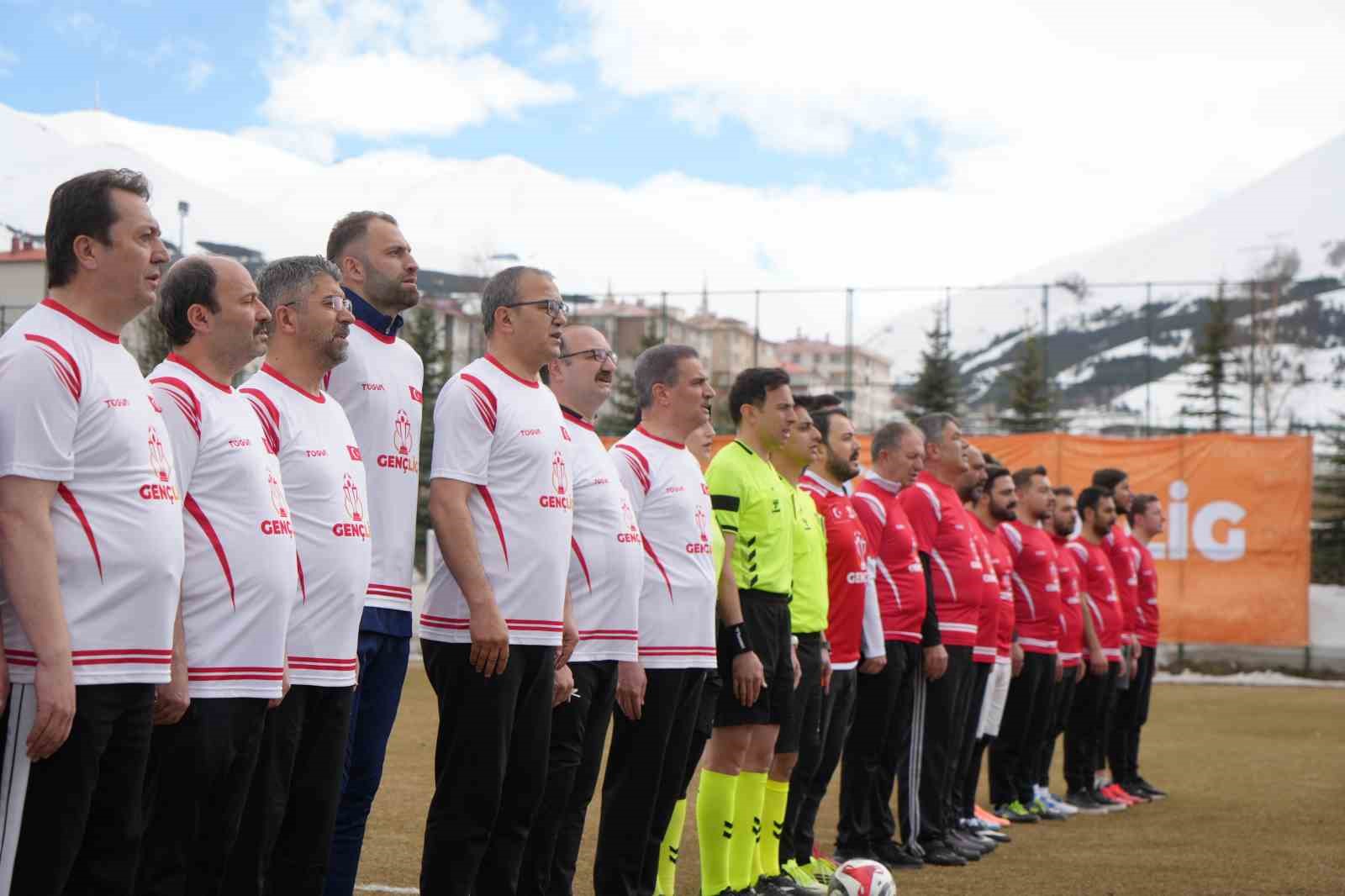 Erzurum protokolü ve Erzurumsporlu yıldızlar gençler için sahaya indi
