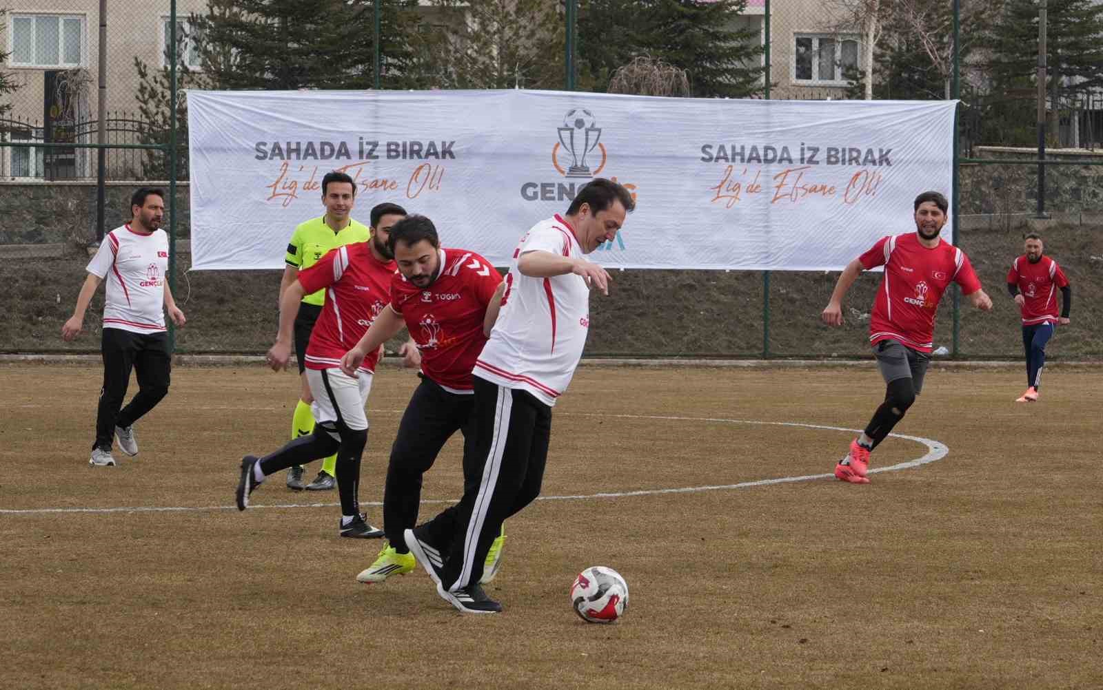 Erzurum protokolü ve Erzurumsporlu yıldızlar gençler için sahaya indi
