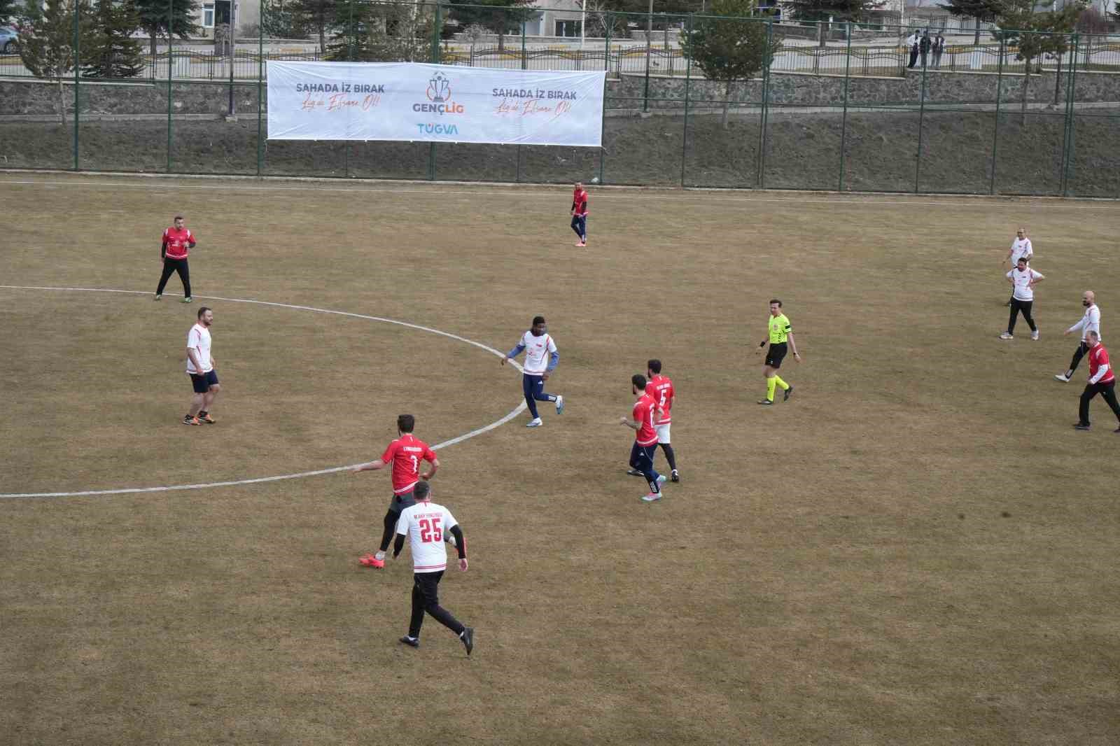 Erzurum protokolü ve Erzurumsporlu yıldızlar gençler için sahaya indi
