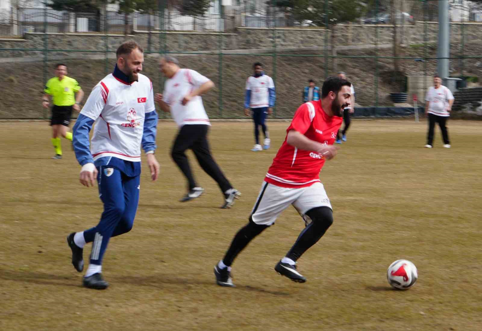 Erzurum protokolü ve Erzurumsporlu yıldızlar gençler için sahaya indi
