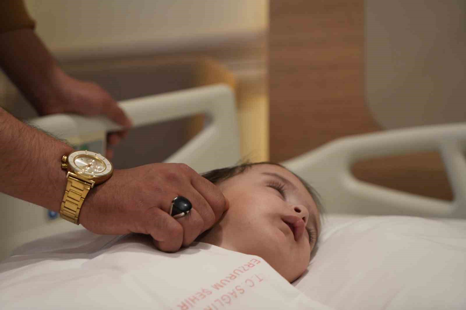 Erzurum Şehir Hastanesi’nde bir ilk: Kumsal bebek şifa buldu
