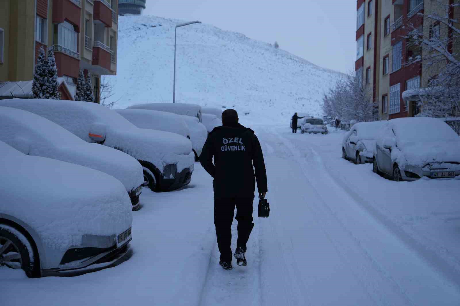 Erzurum yine beyaza büründü: 775 köy yolu ulaşıma kapandı
