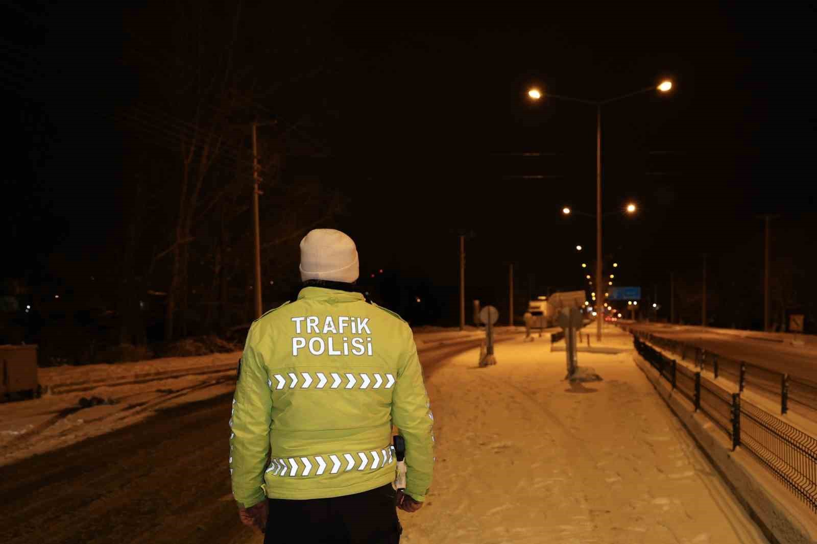 Erzurum’da 2 bin 684 polis ve jandarma sahada olacak
Erzurum’da 2 bin 684 polis ve jandarma sahada olacak