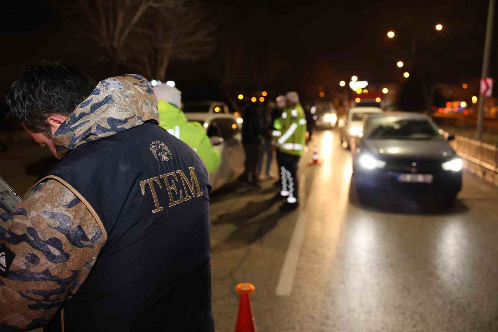 Erzurum’da 2 bin 684 polis ve jandarma sahada olacak
Erzurum’da 2 bin 684 polis ve jandarma sahada olacak