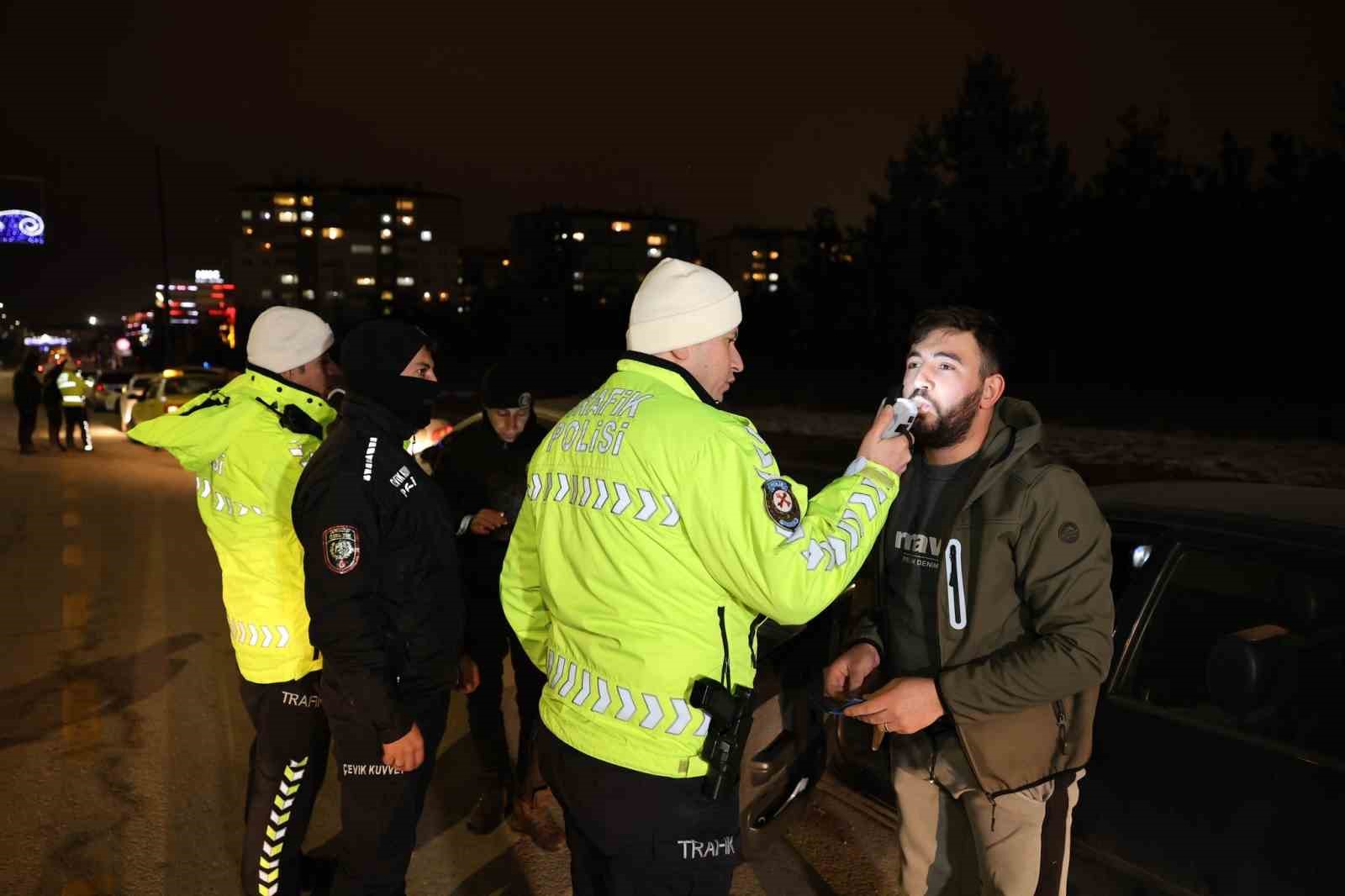 Erzurum’da 2 bin 684 polis ve jandarma sahada olacak
Erzurum’da 2 bin 684 polis ve jandarma sahada olacak