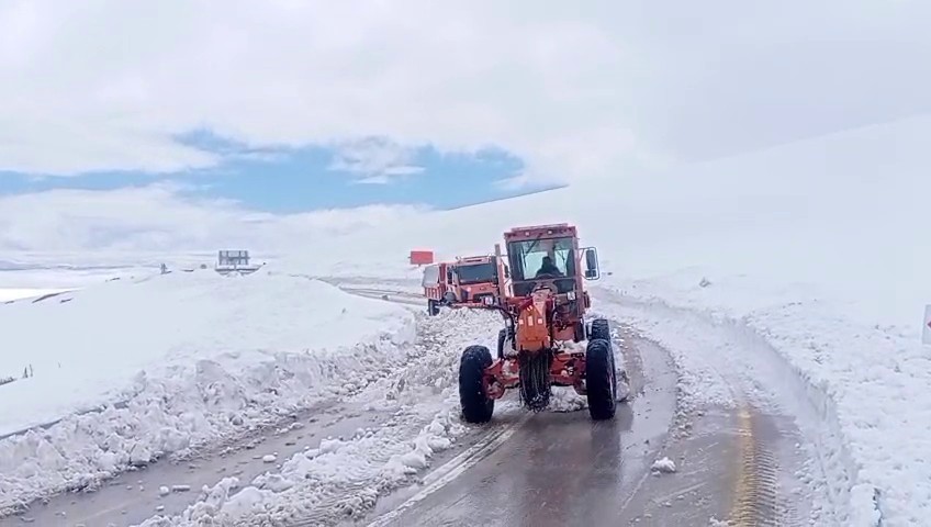 Erzurum’da 2 bin 885 rakımlı zorlu sınav: Palandöken Geçidi’nde kar ve tipi mesaisi
