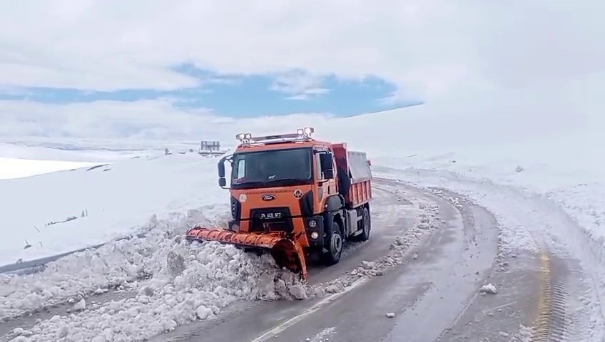 Erzurum’da 2 bin 885 rakımlı zorlu sınav: Palandöken Geçidi’nde kar ve tipi mesaisi
