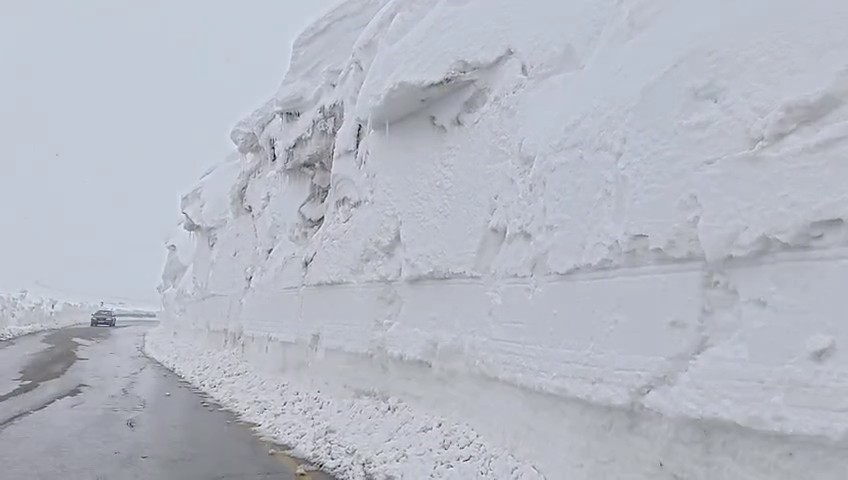 Erzurum’da 2 bin 885 rakımlı zorlu sınav: Palandöken Geçidi’nde kar ve tipi mesaisi
