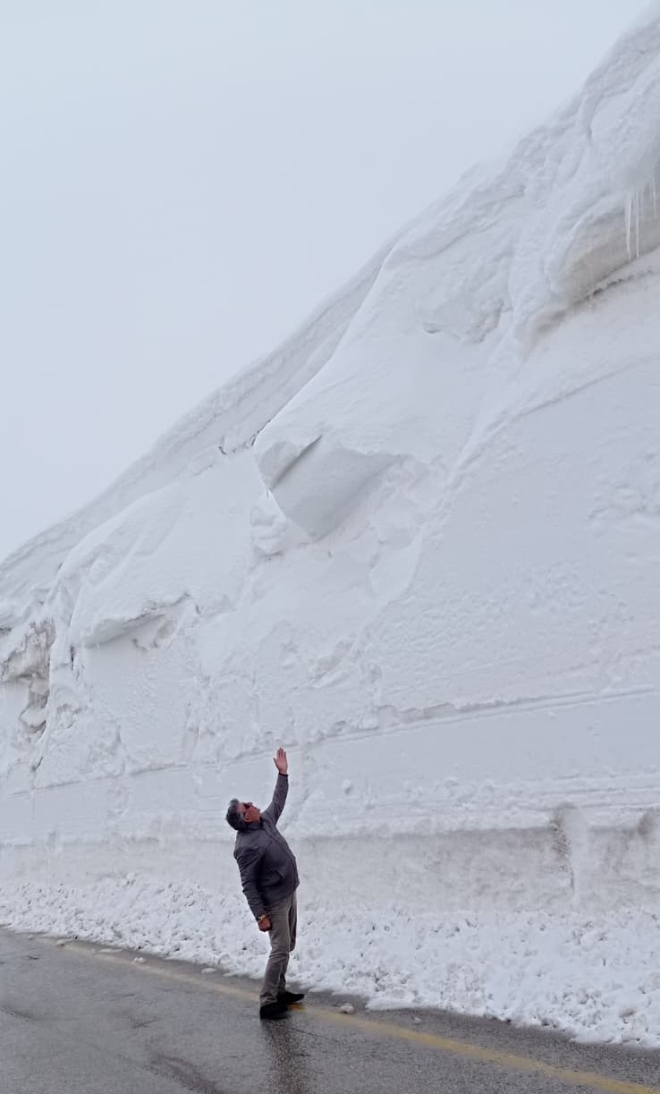 Erzurum’da 2 bin 885 rakımlı zorlu sınav: Palandöken Geçidi’nde kar ve tipi mesaisi
