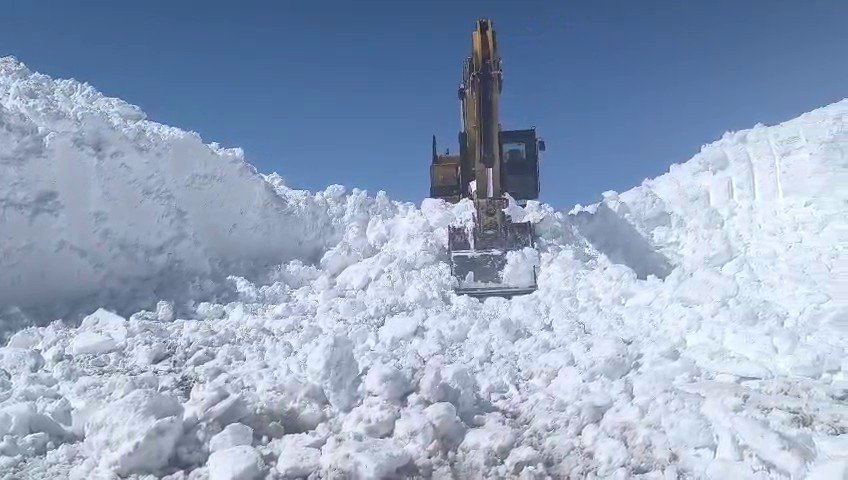 Erzurum’da 2 bin 900 rakımda karla mücadele
