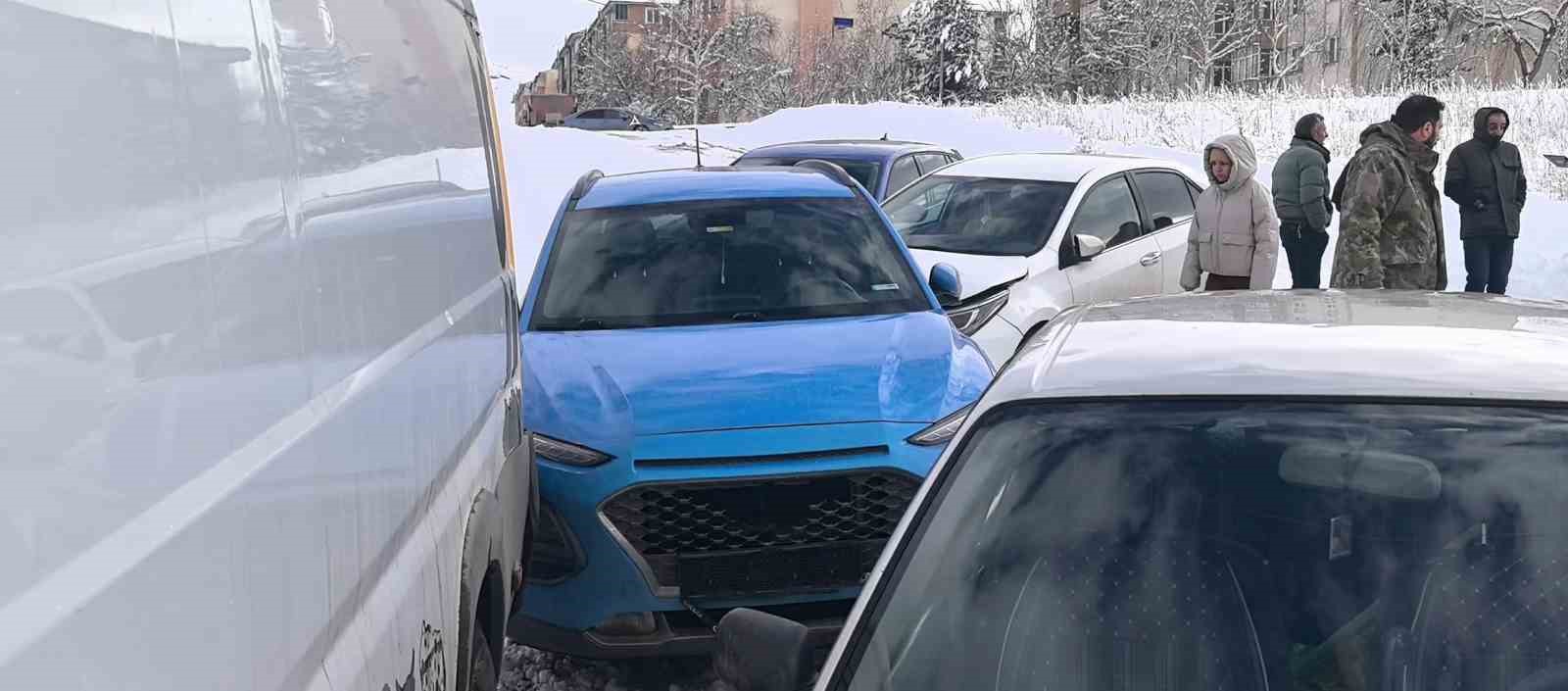 Erzurum’da 5 araçlı zincirleme kaza: Aracının başındaki sürücü de dengesini kaybederek yere düştü
