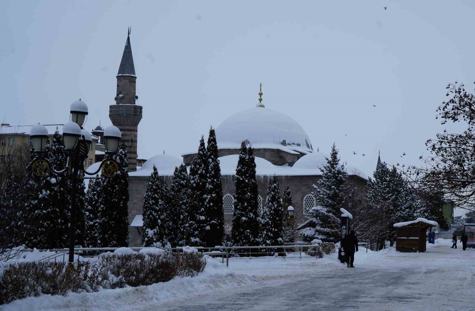 Erzurum’da 690 mahallenin yolu ulaşıma kapalı
