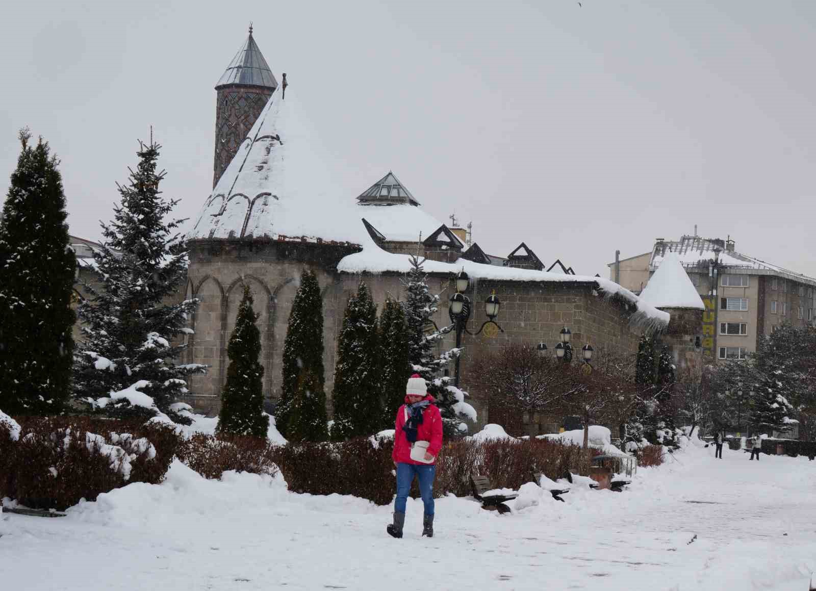 Erzurum’da 84 köy yolu kardan ulaşıma kapandı
