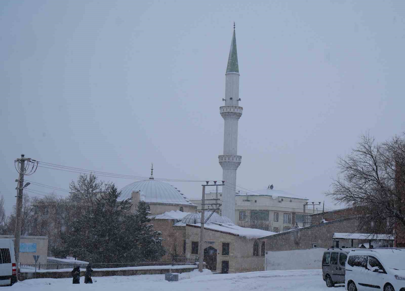 Erzurum’da 84 köy yolu kardan ulaşıma kapandı
