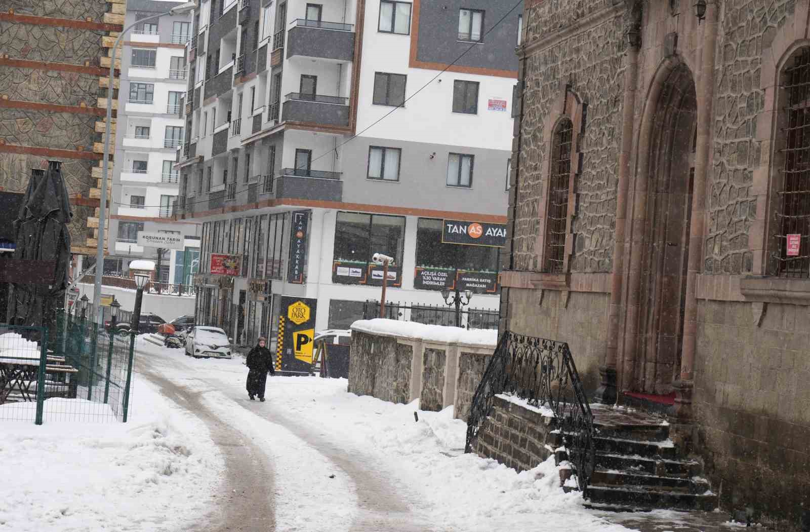 Erzurum’da 84 köy yolu kardan ulaşıma kapandı
