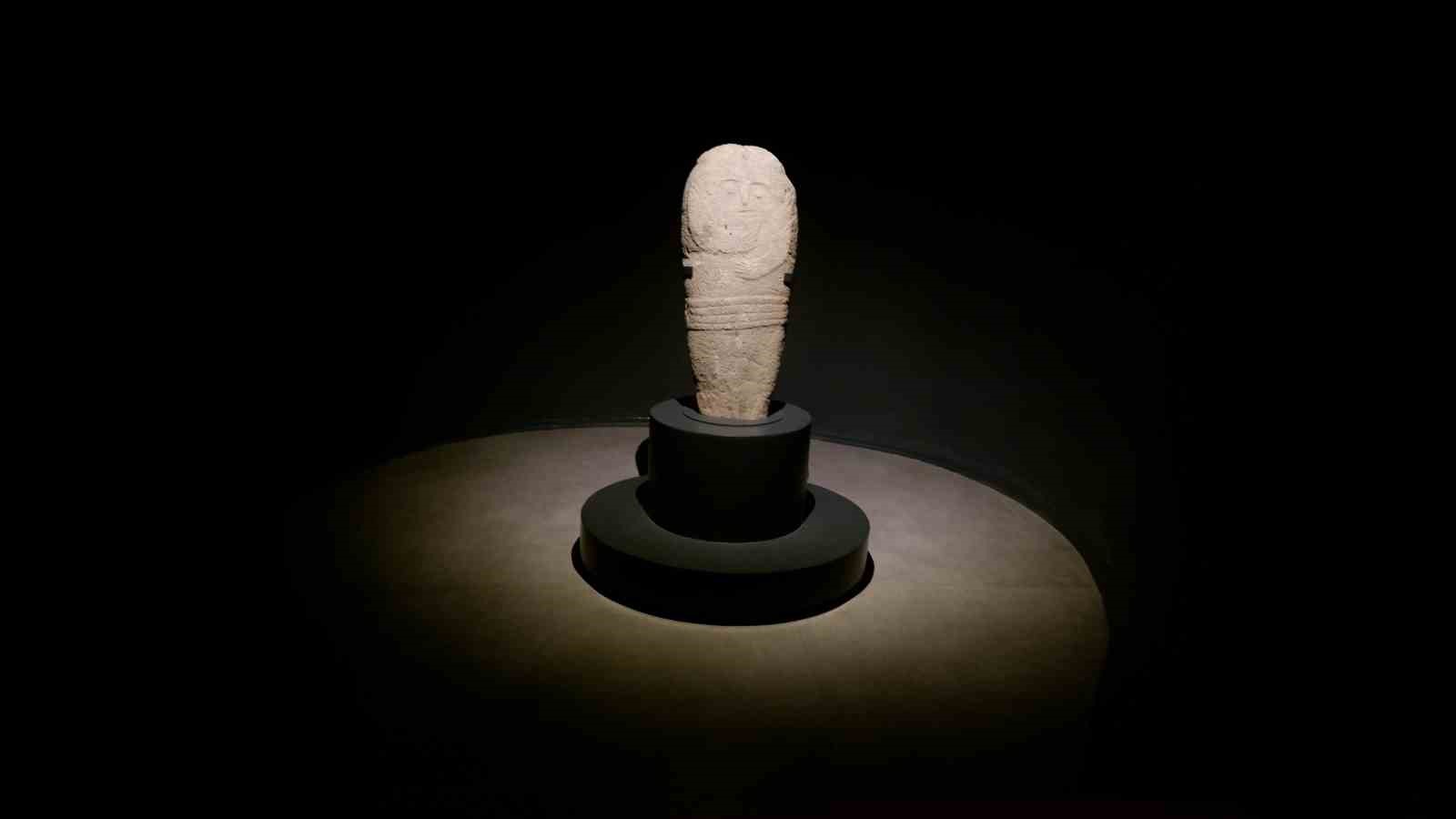 Erzurum’da bulunan 2 bin 500 yıllık ‘taş baba’ heykeli ziyaretçilerin ilgi odağı oldu
