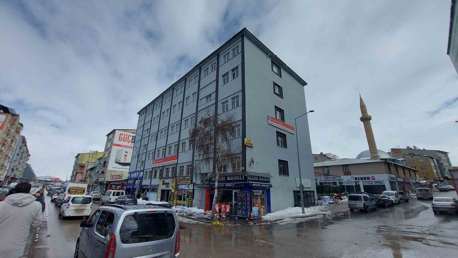 Erzurum’da çatıdan düşen kar ve buz kütleleri tehlike saçıyor
