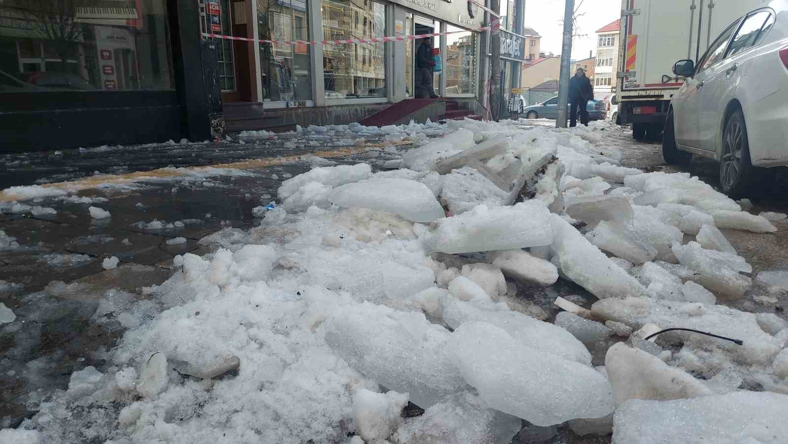 Erzurum’da çatıdan düşen kar ve buz kütleleri tehlike saçıyor
