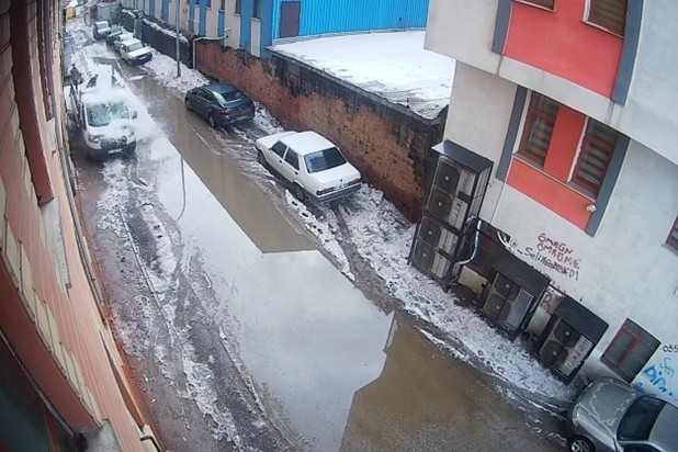 Erzurum’da çatılardan sarkan dev buz sarkıtları tehlike oluşturuyor
