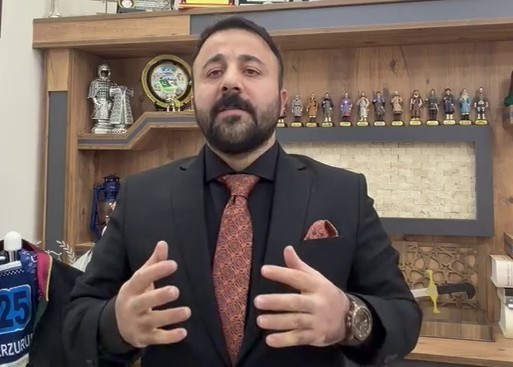 Erzurum’da çatılardan sarkan dev buz sarkıtları tehlike oluşturuyor
