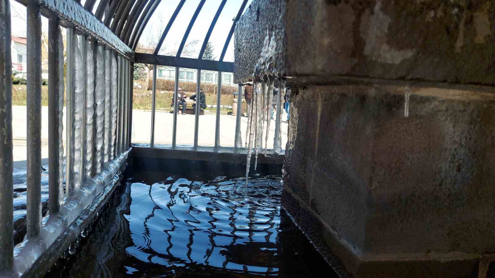 Erzurum’da "dört mevsim" bir arada: Bir yanda kar esareti, bir yanda Palandöken’de kayak, bir yanda parklarda bahar keyfi, bir yanda buz tutan şadırvanlar
