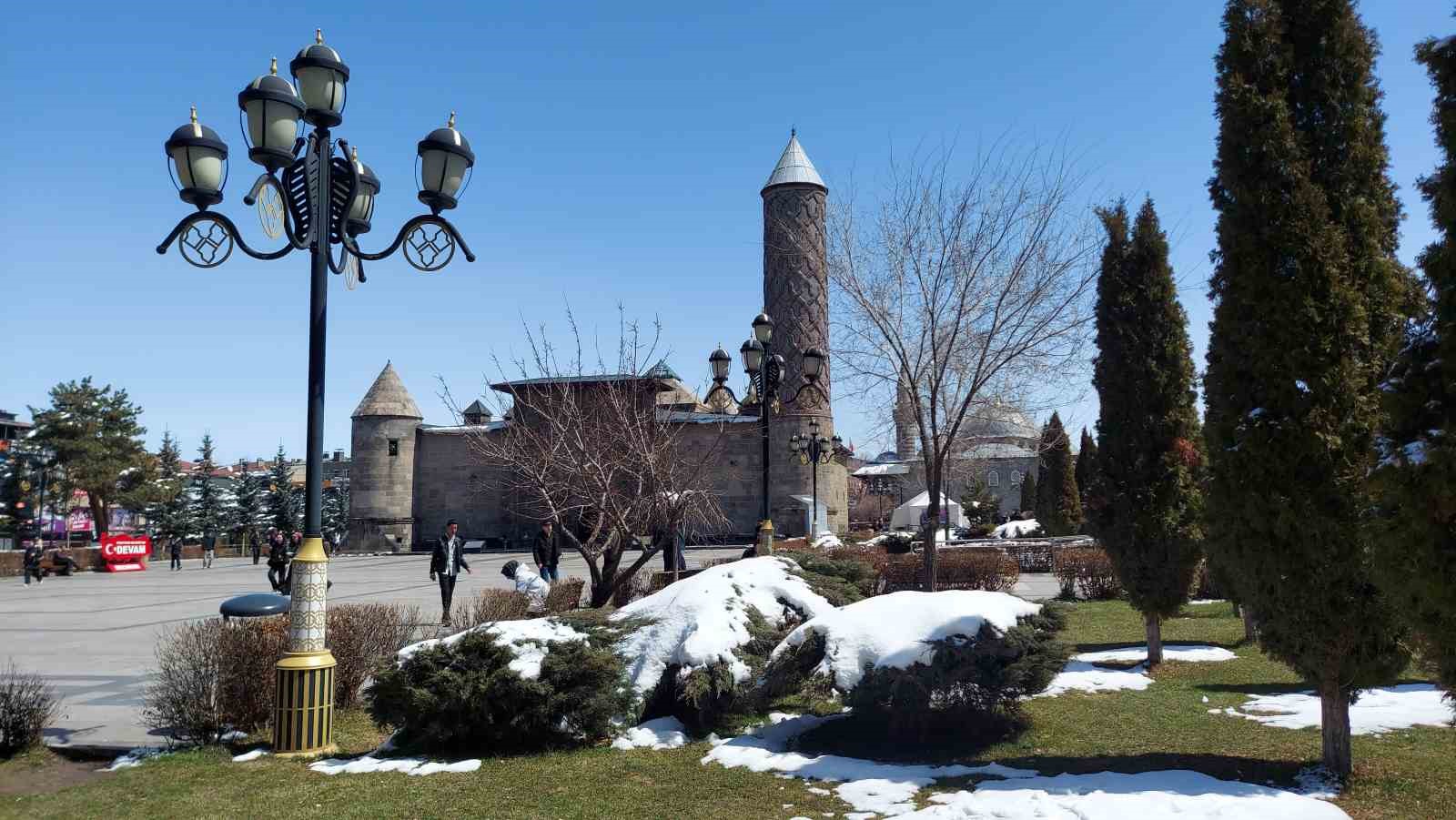 Erzurum’da "dört mevsim" bir arada: Bir yanda kar esareti, bir yanda Palandöken’de kayak, bir yanda parklarda bahar keyfi, bir yanda buz tutan şadırvanlar
