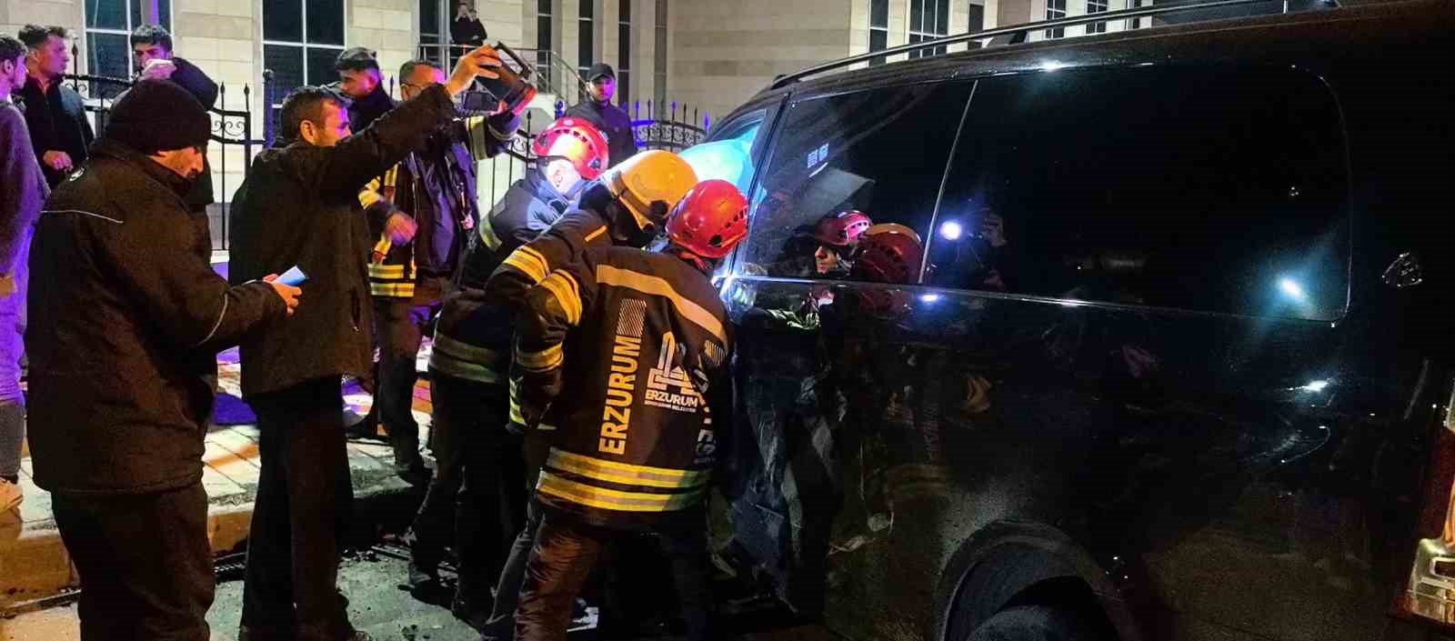 Erzurum’da feci kaza: Kavşak adeta savaş alanına döndü
