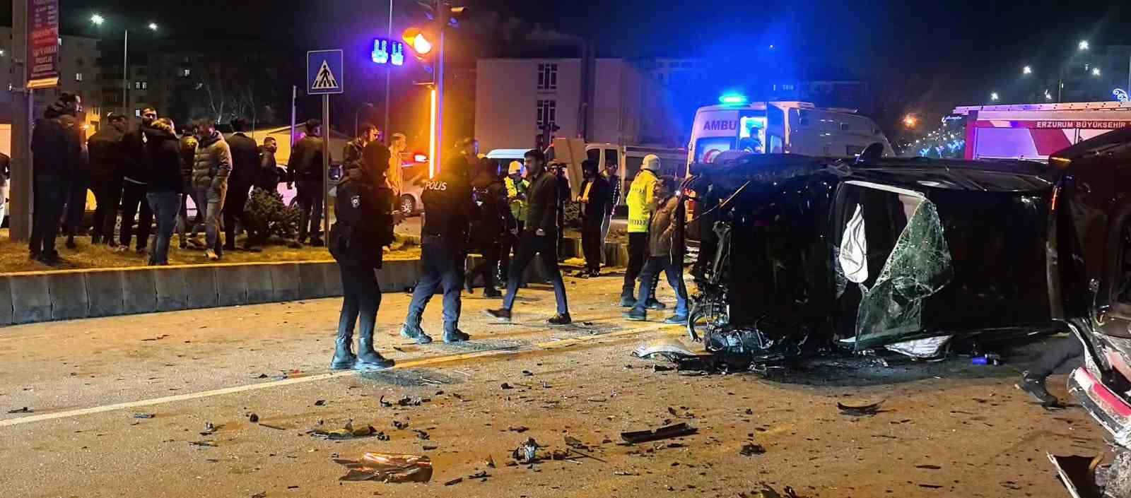 Erzurum’da feci kaza: Kavşak adeta savaş alanına döndü
