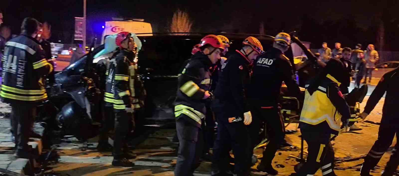 Erzurum’da feci kaza: Kavşak adeta savaş alanına döndü
