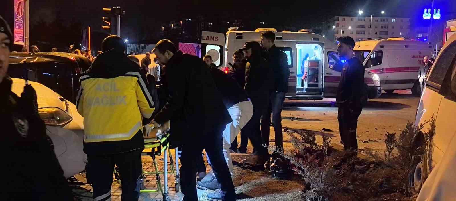 Erzurum’da feci kaza: Kavşak adeta savaş alanına döndü
