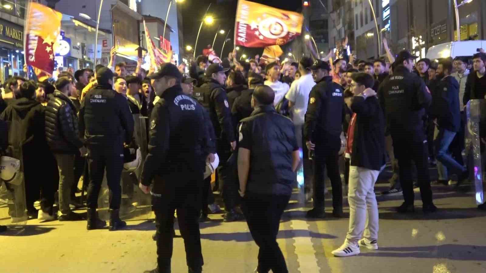 Erzurum’da Galatasaray taraftarının derbi galibiyeti coşkusu
